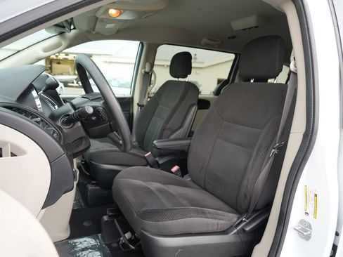 Used 2018 Dodge Grand Caravan SE w/ UConnect Hands-Free Group FWD image 12