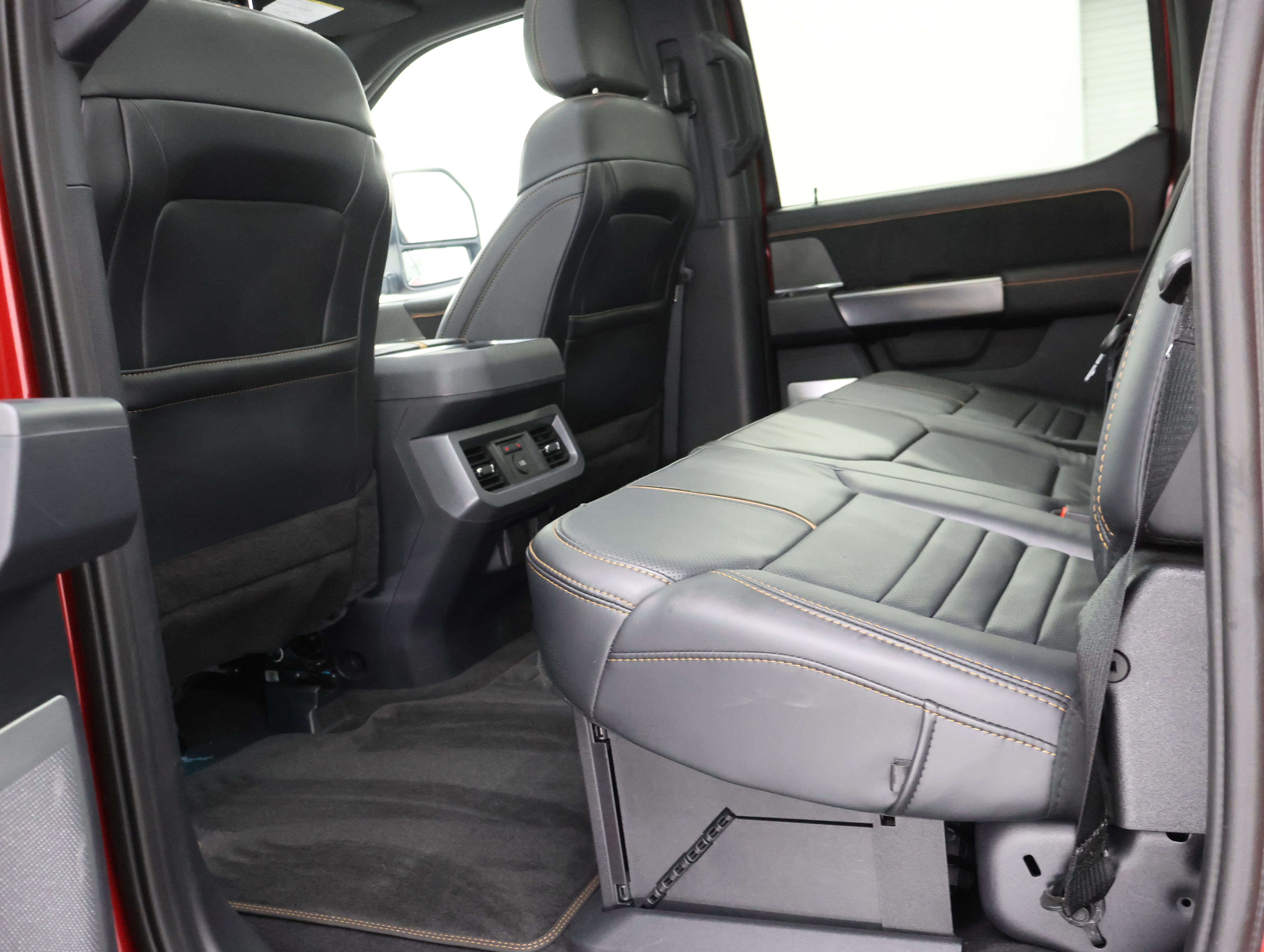 Used 2024 Ford F350 Platinum w/ FX4 Off-Road Package AWD/4WD image 9