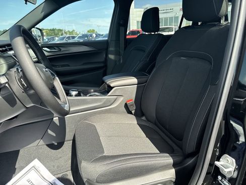 New 2025 Jeep Grand Cherokee L Laredo image 17