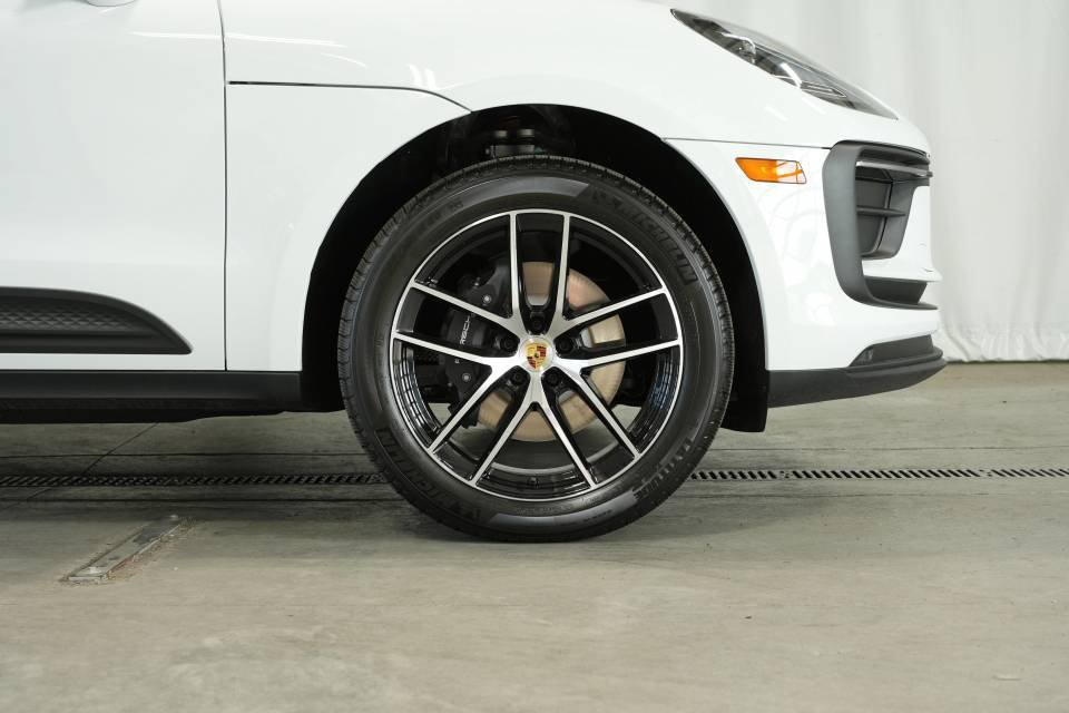 Certified 2025 Porsche Macan AWD/4WD image 41