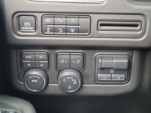 Used 2024 Chevrolet Suburban Z71 w/ Luxury Package AWD/4WD image 17