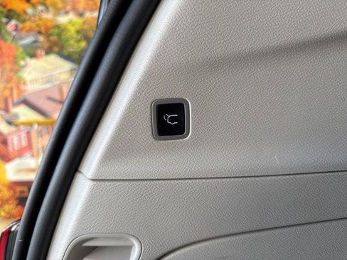 Used 2022 Chrysler Voyager LX image 40