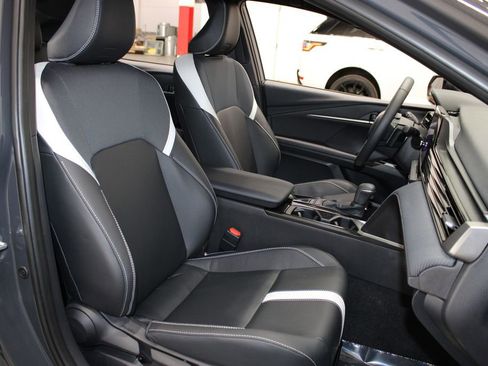 Used 2025 Toyota Camry SE image 9