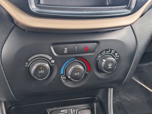 Used 2016 Jeep Cherokee Sport image 22