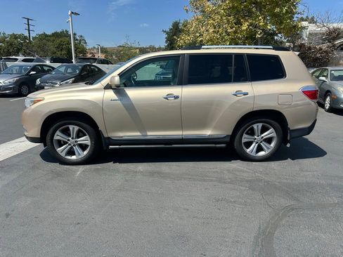 Used 2011 Toyota Highlander Limited w/ Tow Pkg FWD image 2