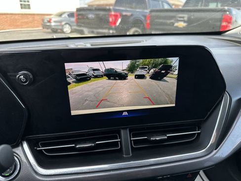 Used 2024 Chevrolet Trax ACTIV w/ Sunroof Package FWD image 17