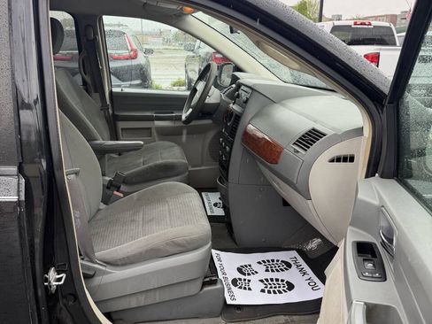 Used 2008 Chrysler Town & Country LX FWD image 12
