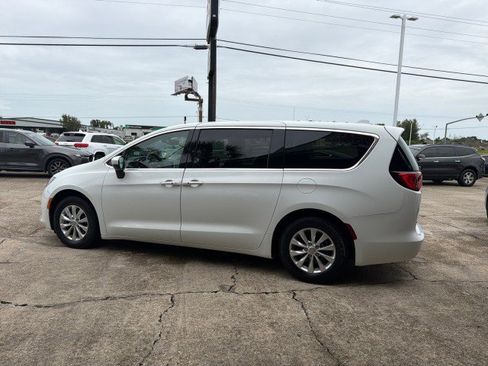 Used 2017 Chrysler Pacifica Touring w/ Tire & Wheel Group FWD image 8