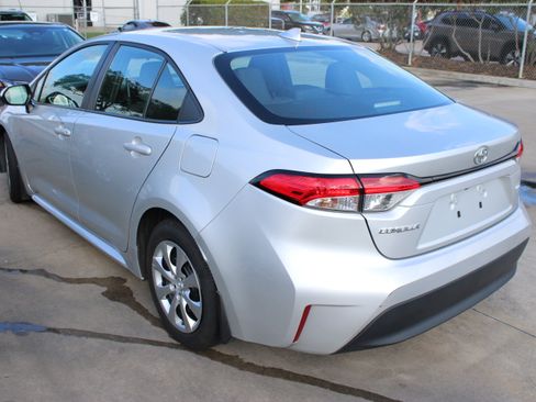 Used 2025 Toyota Corolla LE FWD image 5