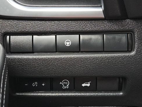 Used 2025 Nissan Rogue SV FWD image 17