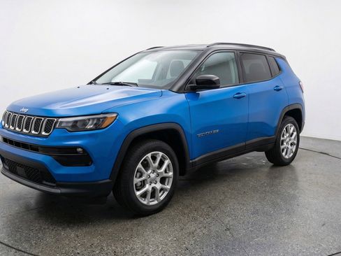 Used 2025 Jeep Compass Limited AWD/4WD image 3