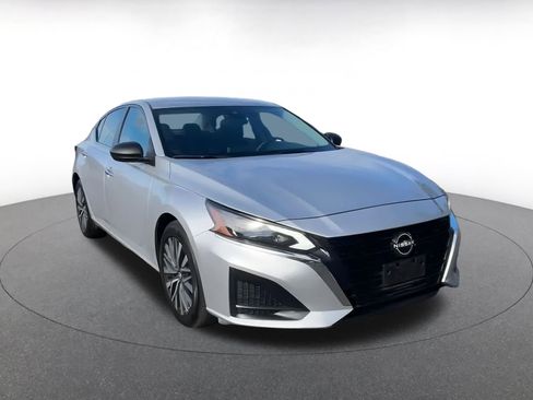 Used 2024 Nissan Altima 2.5 SV image 3