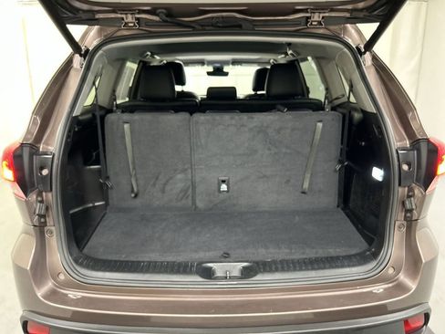 Used 2018 Toyota Highlander XLE w/ Carpet Mat Package (TMS) image 24