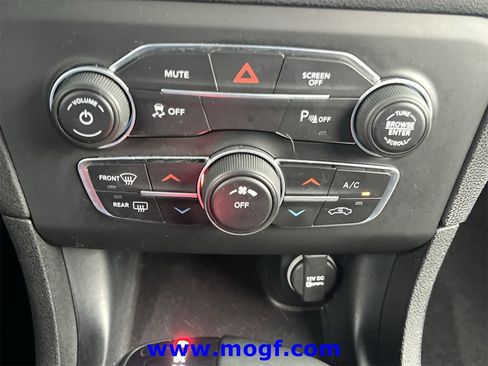 Used 2021 Dodge Charger SXT w/ Blacktop Package image 9