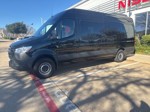 Used 2024 Mercedes-Benz Sprinter 2500 image 2