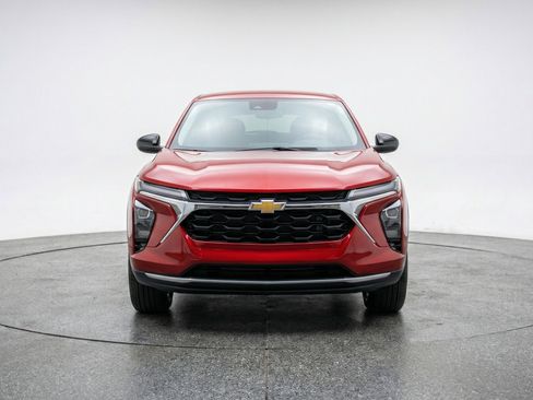 Used 2025 Chevrolet Trax LT FWD image 2
