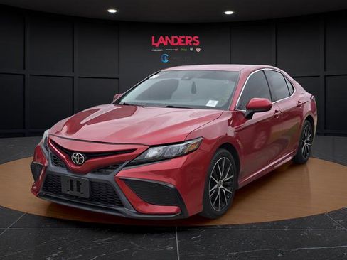 Used 2021 Toyota Camry SE FWD image 1