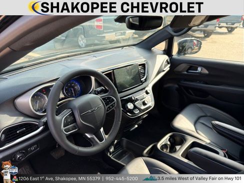 Used 2025 Chrysler Pacifica Select FWD image 4