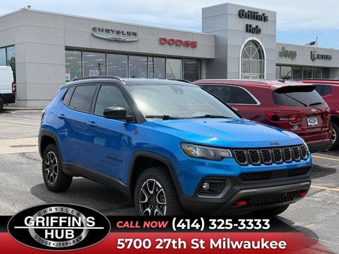 Used 2025 Jeep Compass Trailhawk AWD/4WD image 1