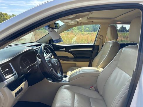 Used 2014 Toyota Highlander XLE image 10