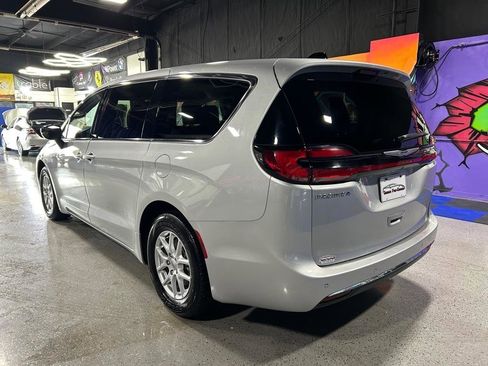 Used 2024 Chrysler Pacifica Touring-L image 7