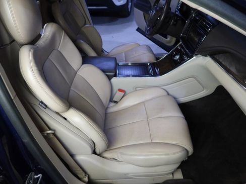 Used 2017 Lincoln Continental Select image 13