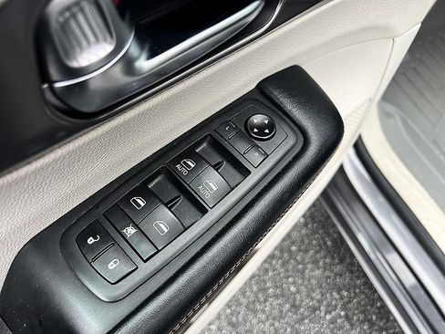 Used 2020 Chrysler Pacifica Touring-L image 20