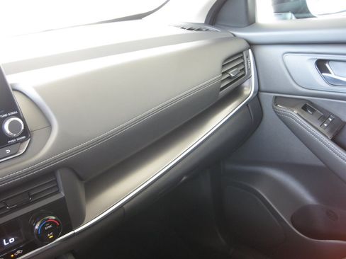 Used 2026 Nissan Rogue SV FWD image 17