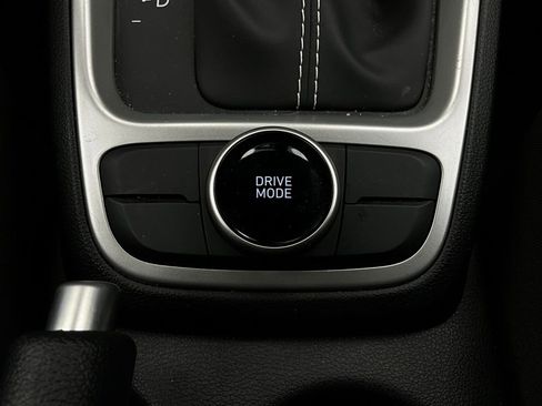 Used 2025 Hyundai Venue SEL image 23