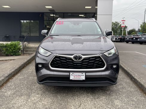 Certified 2024 Toyota Highlander XLE AWD/4WD image 2