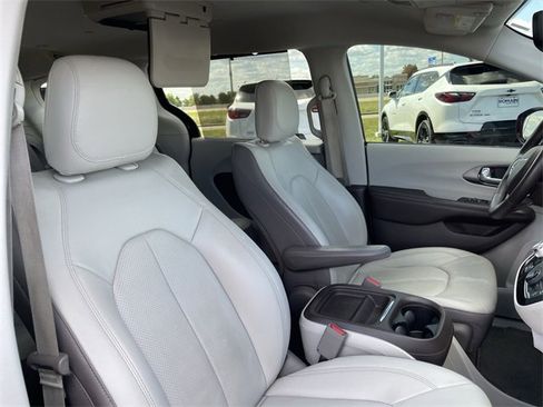 Used 2019 Chrysler Pacifica Touring-L image 18