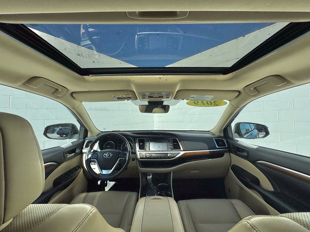 Used 2019 Toyota Highlander Limited FWD image 4