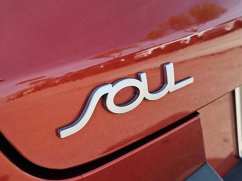 Used 2022 Kia Soul LX image 13