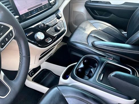 Used 2023 Chrysler Pacifica Touring-L FWD image 21