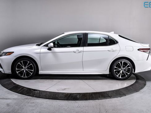 Used 2020 Toyota Camry SE image 3