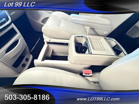 Used 2013 Chrysler Town & Country Touring FWD image 41