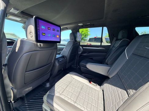 Used 2025 Cadillac Escalade Sport Platinum image 3