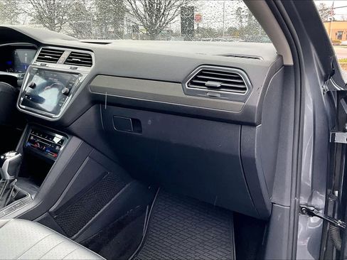 Used 2022 Volkswagen Tiguan SE w/ Panoramic Sunroof Package image 19