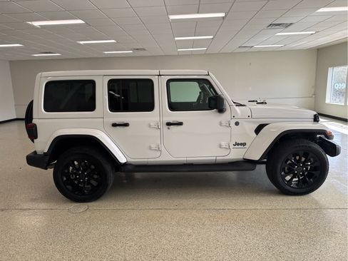 Used 2025 Jeep Wrangler Unlimited Sahara AWD/4WD image 6