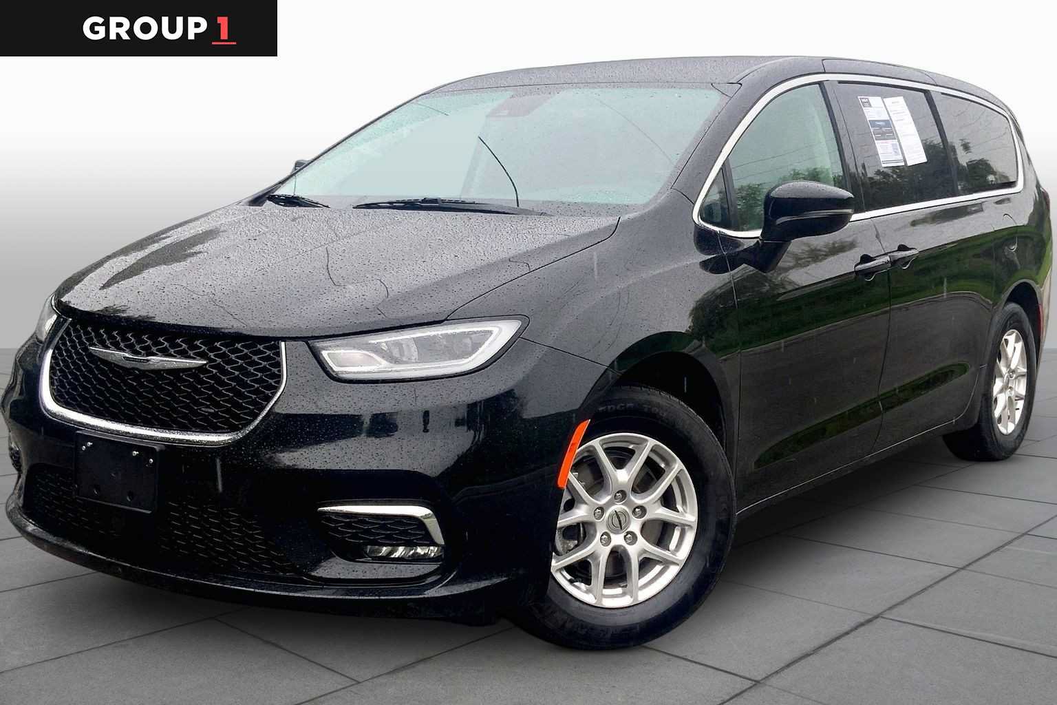 Used 2024 Chrysler Pacifica Touring-L FWD image 1
