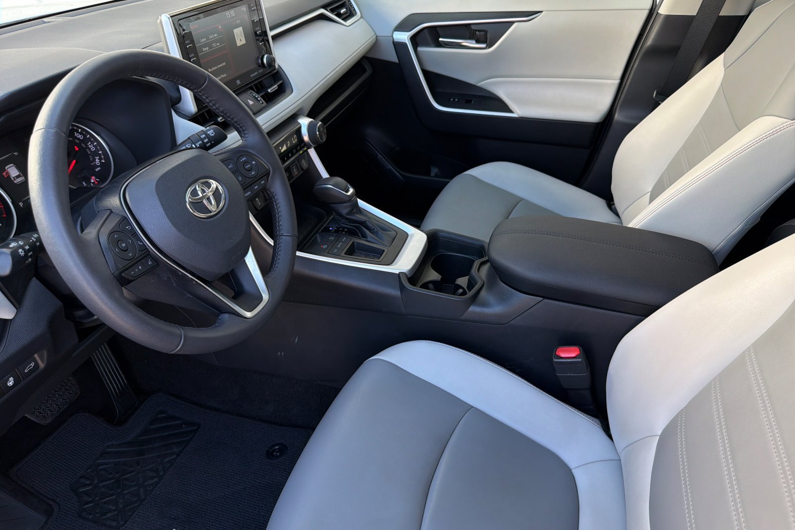 Used 2021 Toyota RAV4 XLE Premium FWD image 9