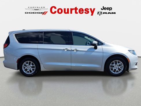 Used 2023 Chrysler Voyager LX FWD image 4