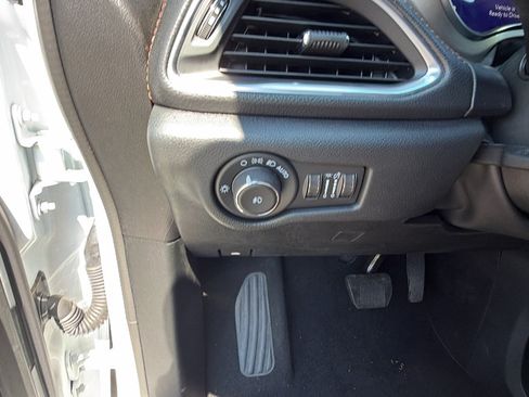 Used 2024 Chrysler Pacifica Pinnacle FWD image 25