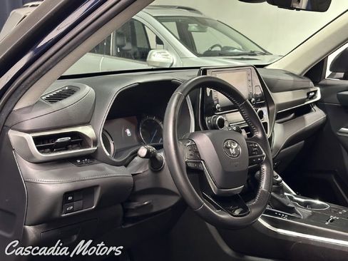 Used 2020 Toyota Highlander XLE AWD/4WD image 16