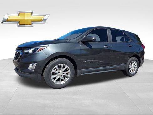 Used 2021 Chevrolet Equinox LS image 2