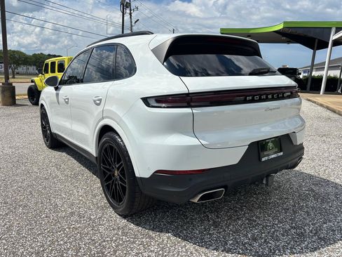 Used 2024 Porsche Cayenne AWD/4WD image 5