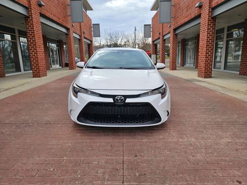 Used 2021 Toyota Corolla LE FWD image 2