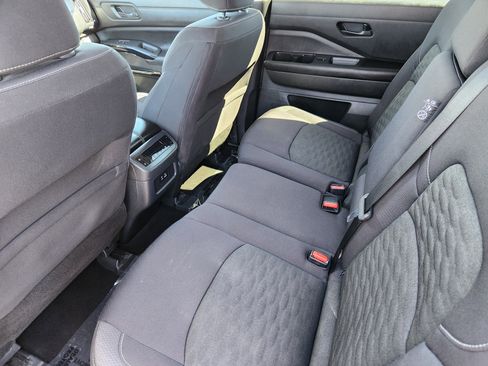 Used 2024 Nissan Pathfinder SV image 9