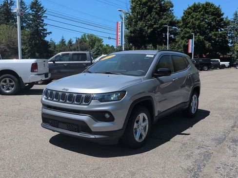 Used 2024 Jeep Compass Latitude w/ Convenience Group AWD/4WD image 7