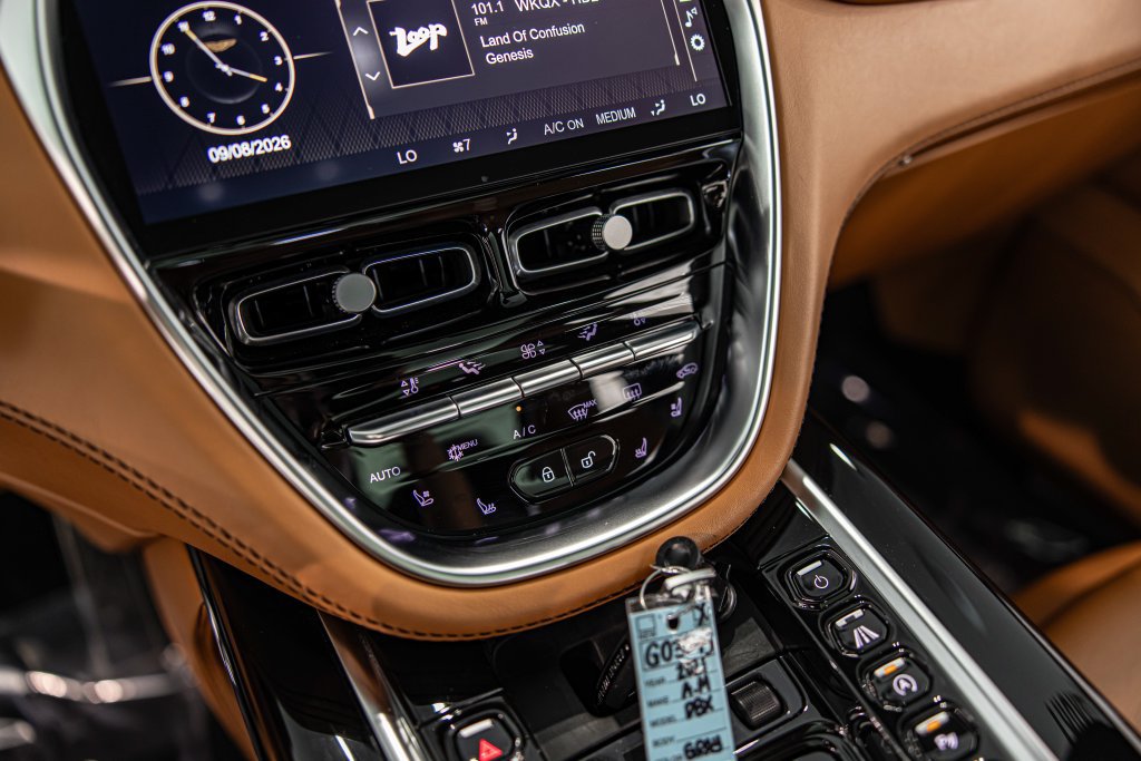 Used 2021 Aston Martin DBX AWD/4WD image 30